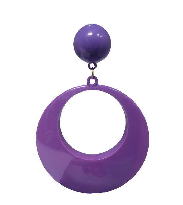 塑料弗拉门戈耳环。巨大的环状物。紫色